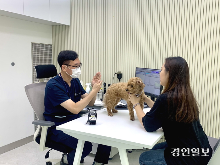 25일 김포시 반려동물 공공진료센터에서 한 시민이 강아지와 함께 상담을 받고 있다. 김포/김우성기자 wskim@kyeongin.com