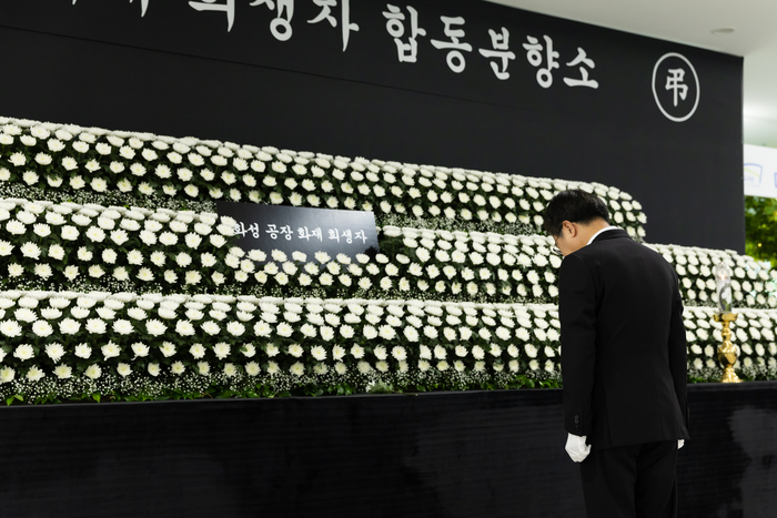 26일 오전 경기도청 1층 로비에 설치된 화성 공장 화재 희생자 합동분향소에서 김동연 경기도지사가 참배를 하고 있다./경기도 제공