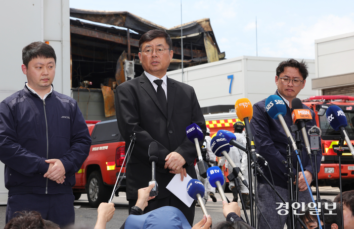 지난 25일 오후 화성시 서신면 리튬전지 공장인 아리셀에서 박순관 대표가 사과문을 발표하고 취재진의 질의를 받고 있다.  2024.6.25 /최은성기자 ces7198@kyeongin.com