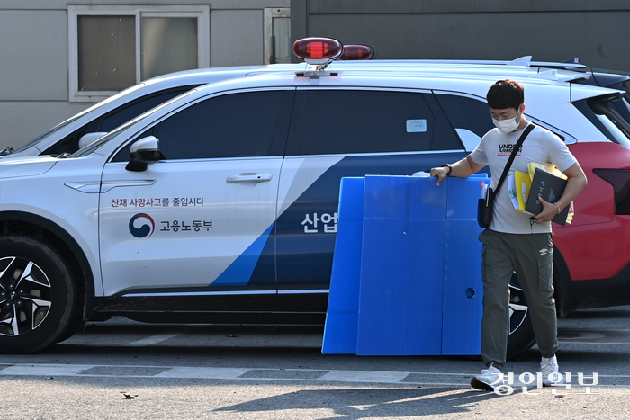 26일 오후 화성시 서신면 리튬 배터리 제조 공장 아리셀에서 경찰과 고용노동부 관계자들이 압수수색을 하고 있다. 2024.6.26/최은성기자 ces7198@kyeongin.com