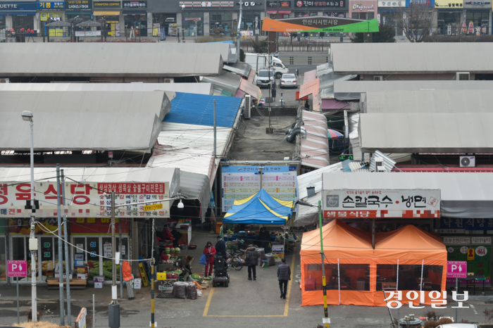 안산시민시장의 개발을 위해 안산시는 동의서를, 상인회는 이주비 협상부터 요구하고 있다. 사진은 안산시민시장 전경. /경인일보DB