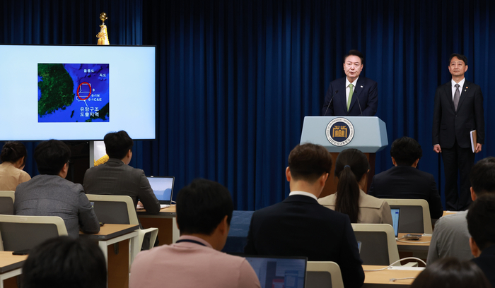 윤석열 대통령이 3일 오전 서울 용산 대통령실 청사 브리핑실에서 열린 국정브리핑에 참석해 동해 석유·가스 매장과 관련해 설명하고 있다. 윤 대통령 오른쪽은 국정브리핑에 배석한 안덕근 산업통상자원부 장관. 2024.6.3 /연합뉴스