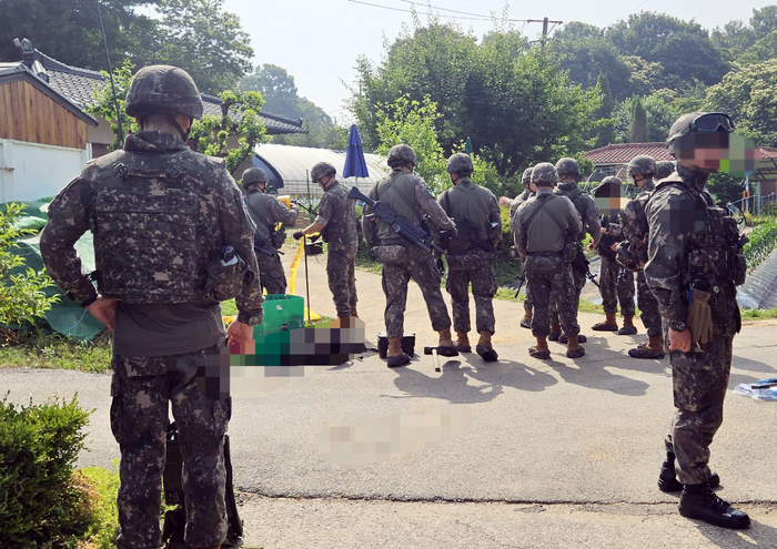 북한이 날린 대남 풍선이 9일 오전 경기 고양시 덕양구 원당동 한 주택가에 떨어져 우리군이 수거 작업을 벌이고 있다. 2024.6.9 /연합뉴스=독자 제공