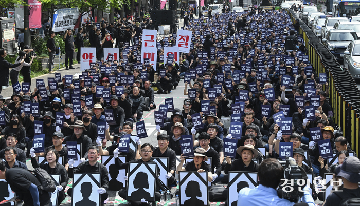 지난 4월 29일 오후 서울 시청역 인근에서 악성민원 희생자 추모 공무원노동자대회가 열리고 있다. /이지훈기자 jhlee@kyeongin.com