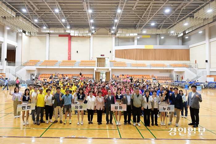 연천군은 지난달 29일 연천수레울아트홀 체육관에서 ‘외국인 계절근로자·농가주 한마음 축제’를 개최했다. 2024.6.29 /연천군 제공