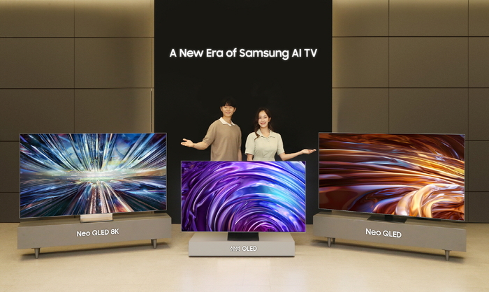 삼성전자 모델이 AI 기능 탑재된 초대형 프리미엄 TV 신제품(Neo QLED 8K, Neo QLED, 삼성 OLED)을 소개하고 있다./삼성전자 제공