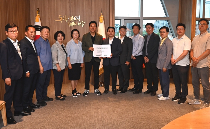 국민의힘 장영하(성남수정·사진 왼쪽 첫번째) 당협위원장과 위례동 주민대표들이 오세훈 시장에게 ‘위례신사선’과 관련한 요청서를 전달하고 있다. /장영하 당협위원장실 제공