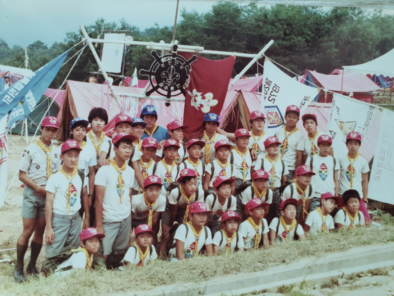 1982년 8월 전북 무주에서 열린 제8회 아시아 태평양잼버리 겸 제6회 한국잼버리 대회 참여한 인천미추홀지역대. 맨 앞 줄 맨 왼쪽이 원대로 대표다./원대로제공