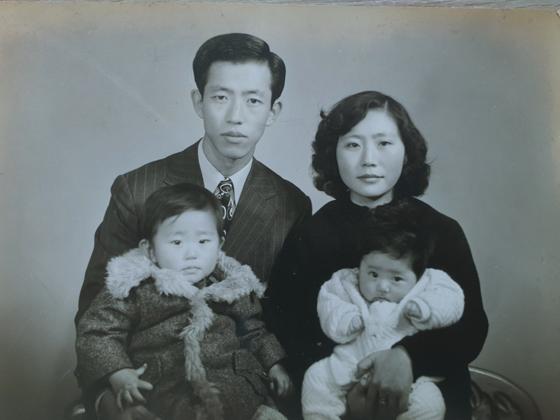 셋째 동생이 태어나기 전 어린시절 원대로(맨 왼쪽) 대표 가족사진/원대로 제공