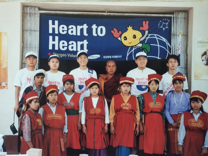 1996년 삼성화재가 주최 미얀마· 베트남 해외 봉사활동에 참여한 원대로 대표(사진 맨 오른쪽)/원대로 제공