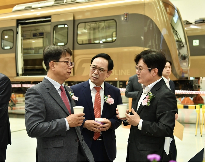 김병수 김포시장이 김포골드라인 차량기지를 방문한 박상우(왼쪽) 국토교통부장관과 승객안전문제 대책을 논의하고 있다. /김포시 제공