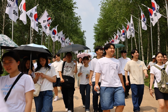 수원중앙침례교회가 지난 13일 복음 통일 기도회 사역을 진행했다. 이날 행사에는 수원중앙침례교회의 다음세대와 중앙예닮학교 학생 500여 명이 참여했으며, 이들은 6.25 전쟁의 실상과 분단의 현실을 체험하고, 한반도의 평화와 복음 통일을 위해 함께 기도하는 시간을 가졌다. /수원중앙침례교회 제공