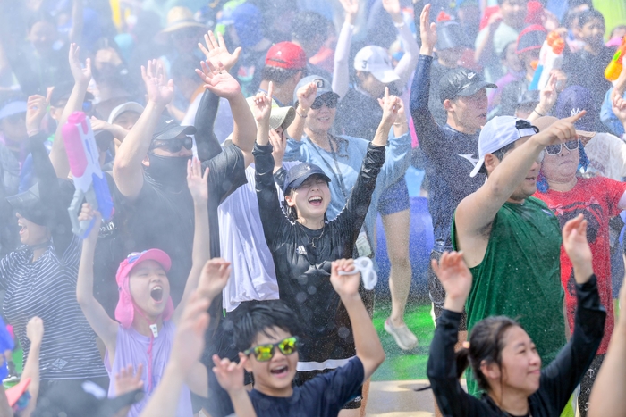 한국 대표여름축제인 장남진 장흥물축제가 오는 27일부터 다음달 4일까지 개최된다. 사진은 지난해 물축제 전경./장흥군제공