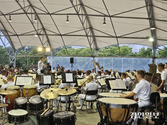 축제기간 동안 관람객들에게 가장 많은 인기를 얻고 매 공연마다 기립박수를 이끌어낸 미 해군밴드. 2024.7.16 광주/이종우기자 ljw@kyeongin.com