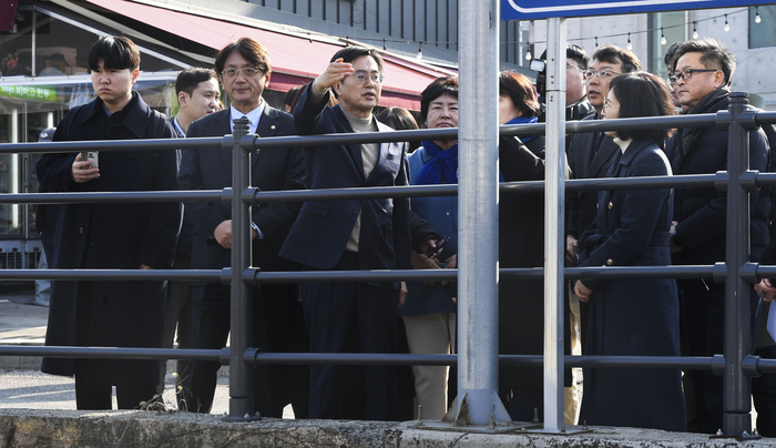 김동연 경기도지사가 31일 오후 용인시 수지구 고기교를 방문해 관계자들과 주변도로 교통상황을 점검하고 있다. 2024.1.31 /이지훈기자 jhlee@kyeongin.com