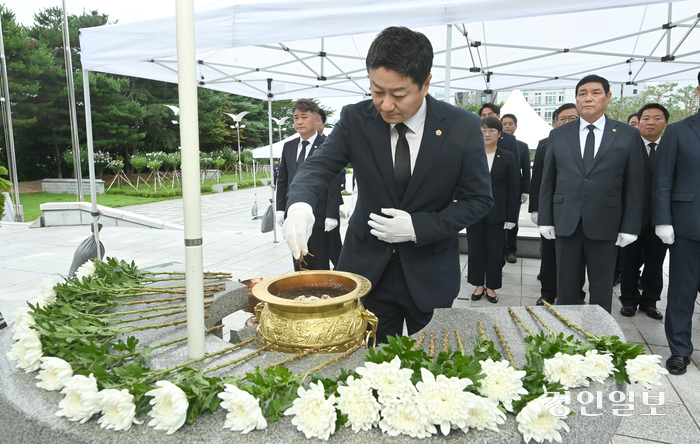 22일 오전 수원시 현충탑을 찾은 제11대 경기도의회 후반기 김진경 의장이 참배하고 있다. 2024.7.22 /최은성기자 ces7198@kyeongin.com