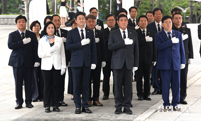 22일 오전 수원시 현충탑을 찾은 제11대 경기도의회 후반기 의장단이 헌화 및 참배 하고 있다. 2024.7.22 /최은성기자 ces7198@kyeongin.com