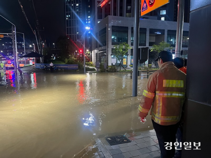 22일 오후 과천시 갈현삼거리에서 학의JC쪽으로 물이 잠겼다는 신고를 받고 소방당국이 출동해 긴급조치했다. /경기도소방재난본부 제공