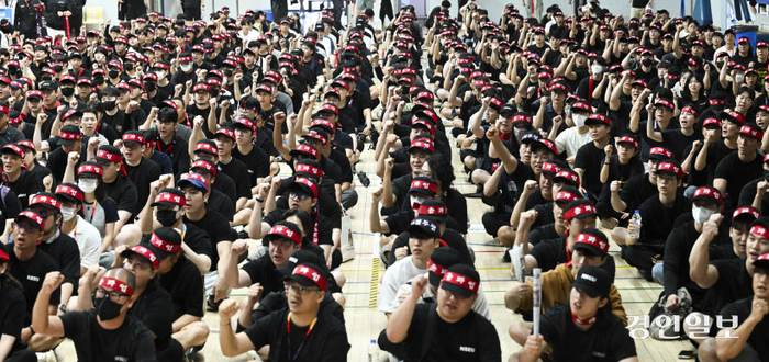 지난 22일 오전 용인시 기흥구 삼성세미콘스포렉스에서 열린 전국삼성전자노동조합 총파업 승리 궐기대회에서 조합원들이 구호를 외치고 있다./이지훈기자 jhlee@kyeongin.com