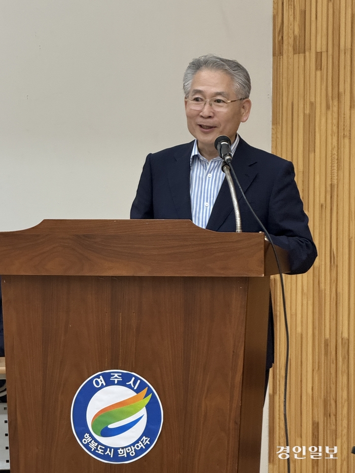 (주)대신로지스파크 김찬수 대표가 지난 23일 대신면 문화복지센터에서 열린 여주 대신물류단지 조성사업 합동설명회에서 주민들에게 사업 추진 방향에 대해 설명하고 있다. 여주/양동민기자 coa007@kyeongin.com