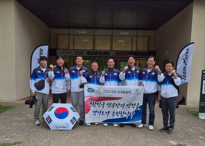 이원성 경기도체육회장이 대한민국 선수단의 사전 캠프 ‘팀코리아 파리 플랫폼’을 방문해 관계자들과 기념촬영을 하고 있다. /이원성회장 페이스북 캡쳐