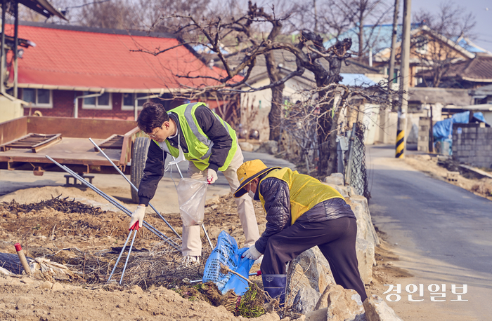 지난 25일 중복을 맞아 (주)시몬스 직원과 이천시 모가면 신갈1리 마을주민 70여명(시몬스 24명, 마을주민 50명)이 플로깅 및 중복맞이 식사를 함께 진행했다. 2024.7.25 /이천시 제공