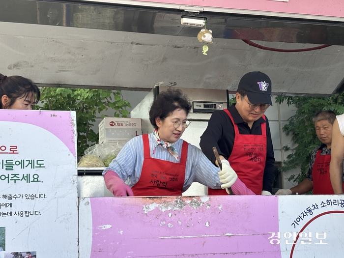 김동연 경기도지사가 31일 파주시 초롱꽃마을3단지에서 ‘사랑의 짜장면’ 봉사활동을 하고 있다. 2024.7.31/이영지기자 bbangzi@kyeongin.com