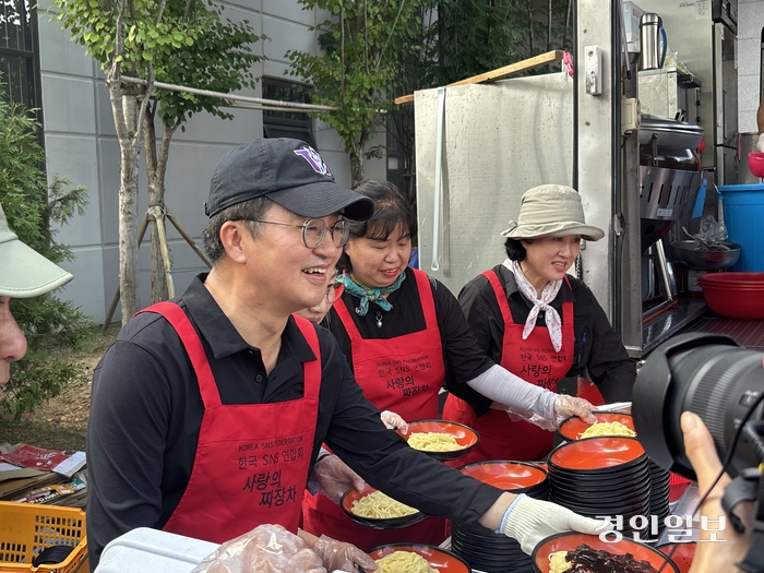 김동연 경기도지사가 31일 파주시 초롱꽃마을3단지에서 ‘사랑의 짜장면’ 봉사활동을 하고 있다. 2024.7.31/이영지기자 bbangzi@kyeongin.com