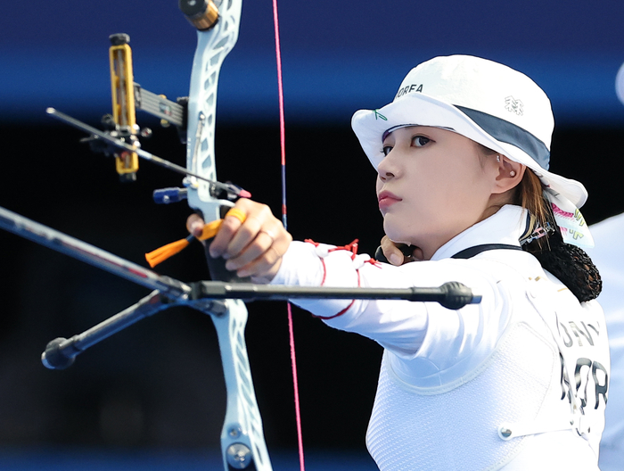 올림픽 10연패를 달성한 한국 여자 양궁대표팀 전훈영이 28일(현지시간) 프랑스 파리 레쟁발리드 양궁 경기장에서 열린 2024 파리올림픽 양궁 여자단체 결승전에서 활시위를 놓고 있다. 2024.7.29 /연합뉴스