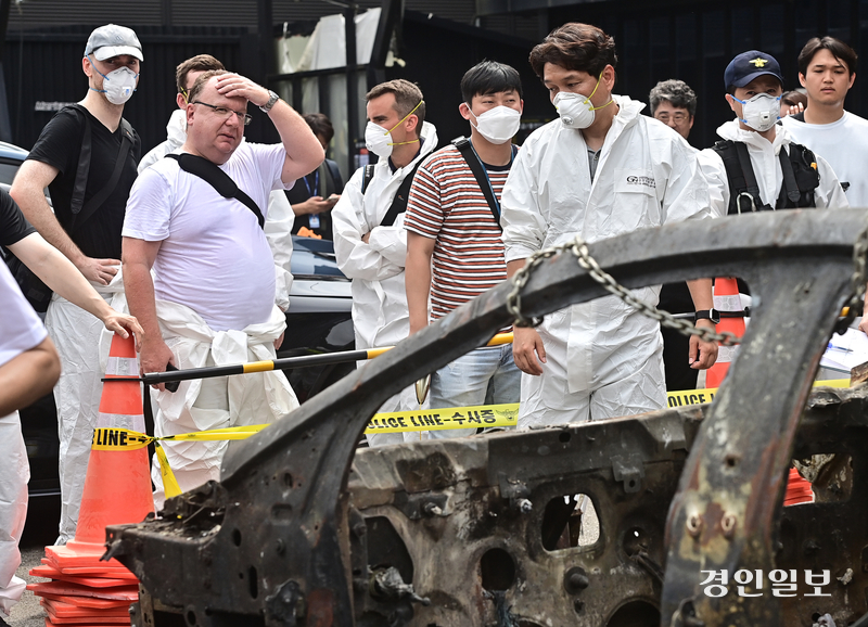 8일 오전 인천시 서구 원당동의 한 공업사에서 국립과학수사원과 인천경찰, 인천소방 등 관계자들이 청라 아파트 지하주차장 화재 원인으로 지목된 벤츠 전기차에 대한 합동 감식을 진행하는 가운데 배터리 분리를 위해 참관온 벤츠 관계자들이 전소된 차량을 살펴보고 있다. 2024.8.8 /조재현기자 jhc@kyeongin.com