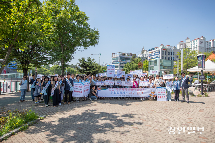 강범석 인천 서구청장과 당하동·마전동 주민들이 인천 서구 완정사거리에서 북부권 문화예술회관 유치 결의대회를 진행하고 있다. / 서구 제공