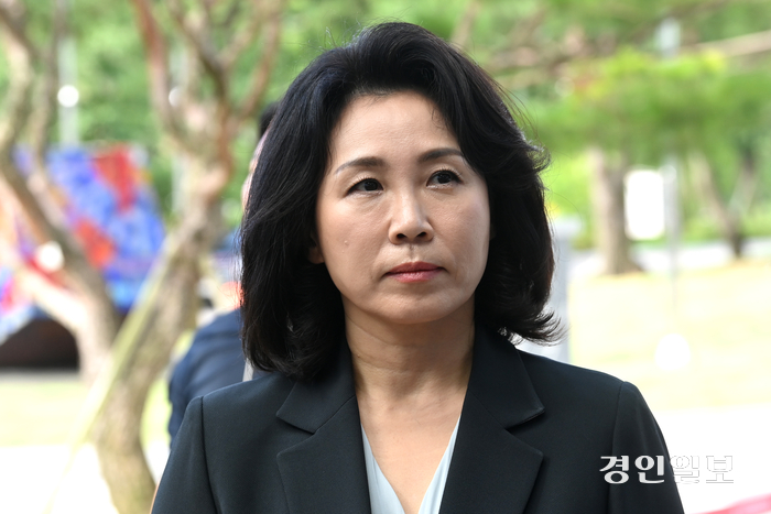 공직선거법 위반 혐의로 불구속기소 된 이재명 전 더불어민주당 대표 배우자 김혜경 씨가 지난달 25일 오전 수원시 영통구 수원지방법원에서 열린 공판에 출석하고 있는 모습. 2024.7.25 /최은성기자 ces7198@kyeongin.com