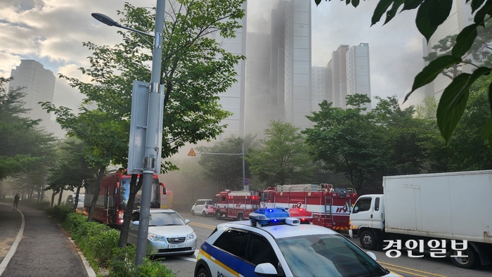 1일 오전 6시15분께 인천 서구 청라국제도시 한 아파트지하주차장에 주차된 차량에서 불이 났다.  2024.8.1 /인천소방본부 제공