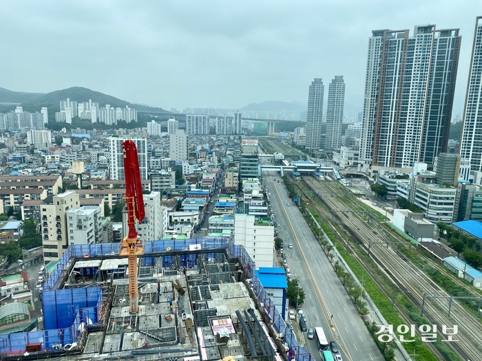 높은 곳에서 바라본 금정역 일대 모습. 금정역은 지하철 1·4호선의 환승역이다. 군포/강기정기자 kanggj@kyeongin.com