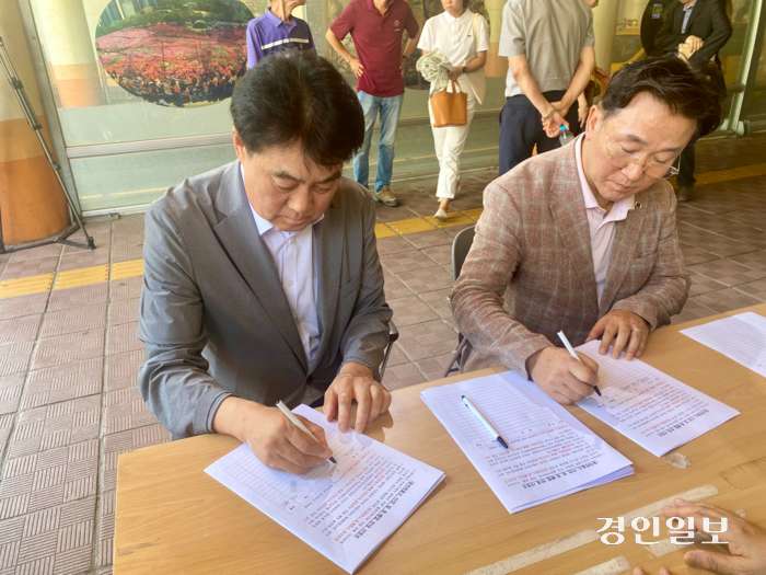 하은호 군포시장과 최진학 국민의힘 군포당협위원장이 7일 오후 대야미역 앞에서 대야파출소 중심지역관서 시행 반대 서명에 참여하고 있다. 2024.8.7 군포/강기정기자 kanggj@kyeongin.com