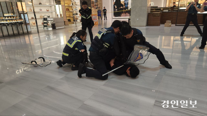 7일 분당경찰서가 판교 현대백화점에서 흉기난동 등 강력범죄 상황에 대비한 FTX 훈련을 진행하고 있다. /분당경찰서 제공