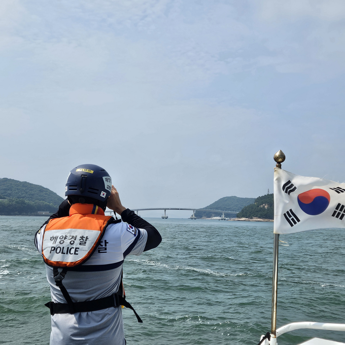 해양경찰이 지난 10일 중구 무의도 인근 해변에서 실종된 중학생을 수색하고 있다.  / 인천해양경찰서 제공