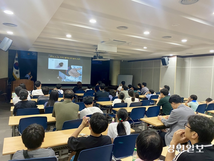 지난 10일 밤 군포 누리천문대에서 실시된 천체 관측 행사에 앞서 별에 대한 강연이 진행되고 있다. 2024.8.10 군포/강기정기자 kanggj@kyeongin.com