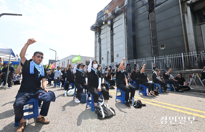 11일 오전 화성시 아리셀 공장 앞에서 ‘아리셀 중대재해 참사 희생자 49재’가 진행되고 있다. 2024.8.11 /최은성기자 ces7198@kyeongin.com