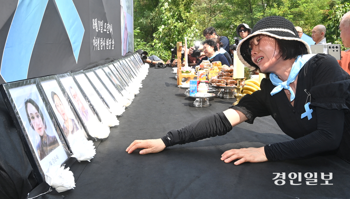 11일 오전 화성시 아리셀 공장 앞에서 ‘아리셀 중대재해 참사 희생자 49재’가 진행되고 있다. 2024.8.11 /최은성기자 ces7198@kyeongin.com