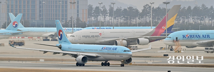 인천국제공항 전망대에서 바라본 공항 활주로에서 아시아나항공 항공기가 대한항공 항공기 앞을 지나고 있다. /경인일보DB