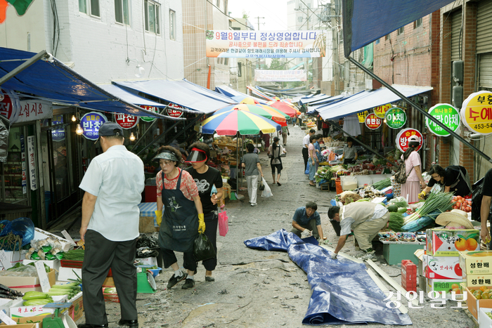 지난 2008년 9월 추석을 앞둔 군포역전시장 모습. /군포시 제공