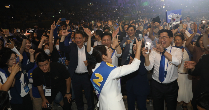 18일 오후 서울 송파구 올림픽공원 KSPO돔에서 열린 더불어민주당 전국당원대회에서 박찬대 당대표 직무대행과 최고위원 후보들이 초청가수 안치환의 노래를 따라부르며 환호하고 있다. 2024.8.18 /공동취재