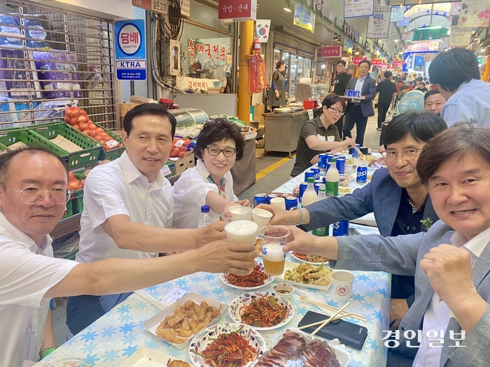 (왼쪽부터 시계방향으로) 이충환 전국상인연합회장, 이학영 국회 부의장, 정성순 군포역전시장 상인회장, 안동광 군포시 부시장, 김경호 경기도시장상권진흥원장이 지난 16일 군포역전시장 역맥축제 현장에서 건배하고 있다. 2024.8.16 군포/강기정기자 kanggj@kyeongin.com