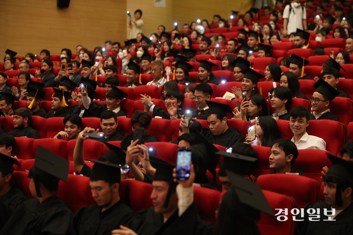 19일 서정대학교에서 열린 후기 학위수여식에서 외국인 유학생들이 휴대폰 조명으로 축하 세레머니를 하고 있다. 2024.8.19/양주/최재훈기자 cjh@kyeongin.com