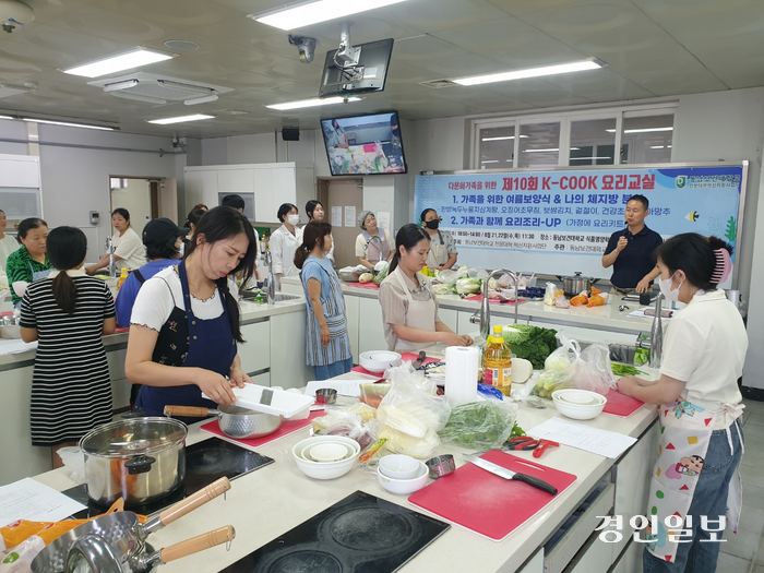 지난 14일 동남보건대 식품영양학과 조리실에서 지역 내 다문화 가족에게 요리를 가르쳐주는 ‘제10회 K-COOK 요리 교실’이 열리고 있다. 이번 행사는 수원시 다문화가족지원센터와 동남보건대가 함께 진행했다. /동남보건대 제공