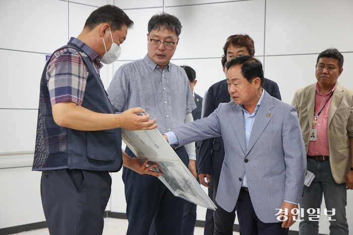 주광덕 남양주시장이 20일 별내역, 다산역 등 별내선 이용 불편사항을 개선하기 위해 현장점검을 실시했다. /남양주시 제공