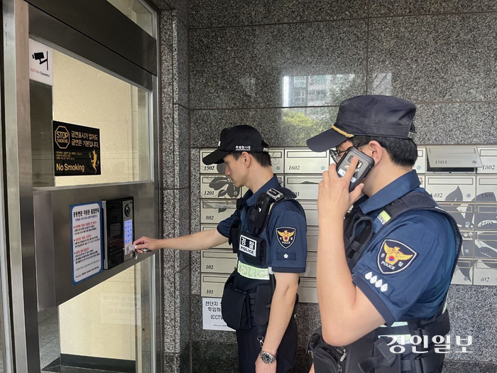 공동현관을 통과하는 경찰관들. /분당경찰서 제공