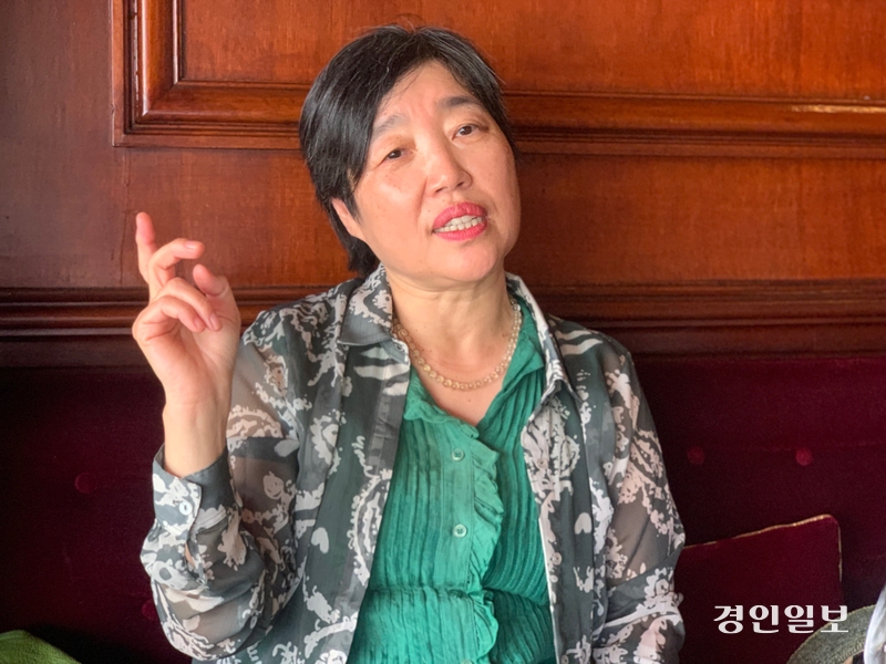 나혜석이 프랑스 파리에서 유학할 당시 찍었던 사진 4장을 입수해 수원시립미술관에 기증했던 한경미(61) 감독을 지난달 25일 파리 오페라 가르니에 근처의 한 레스토랑에서 만났다. 한 감독이 지난 1989년 처음 프랑스에 유학왔을 때의 상황과 프랑스에서 나혜석을 추적한 이유 등에 대해 이야기하고 있다. 2024.7.25 프랑스 파리/유혜연기자 pi@kyeongin.com