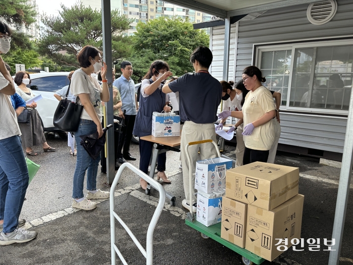 광주시는 최근 코로나19가 재유행함에따라 관내 63개 감염 취약시설을 대상으로 마스크, 소독티슈 등을 긴급 배포하고 있다.2024.8.23 /광주시 제공